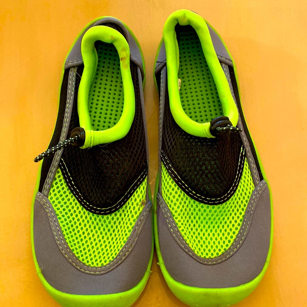 Kids unisex watershoes great condition only worn once